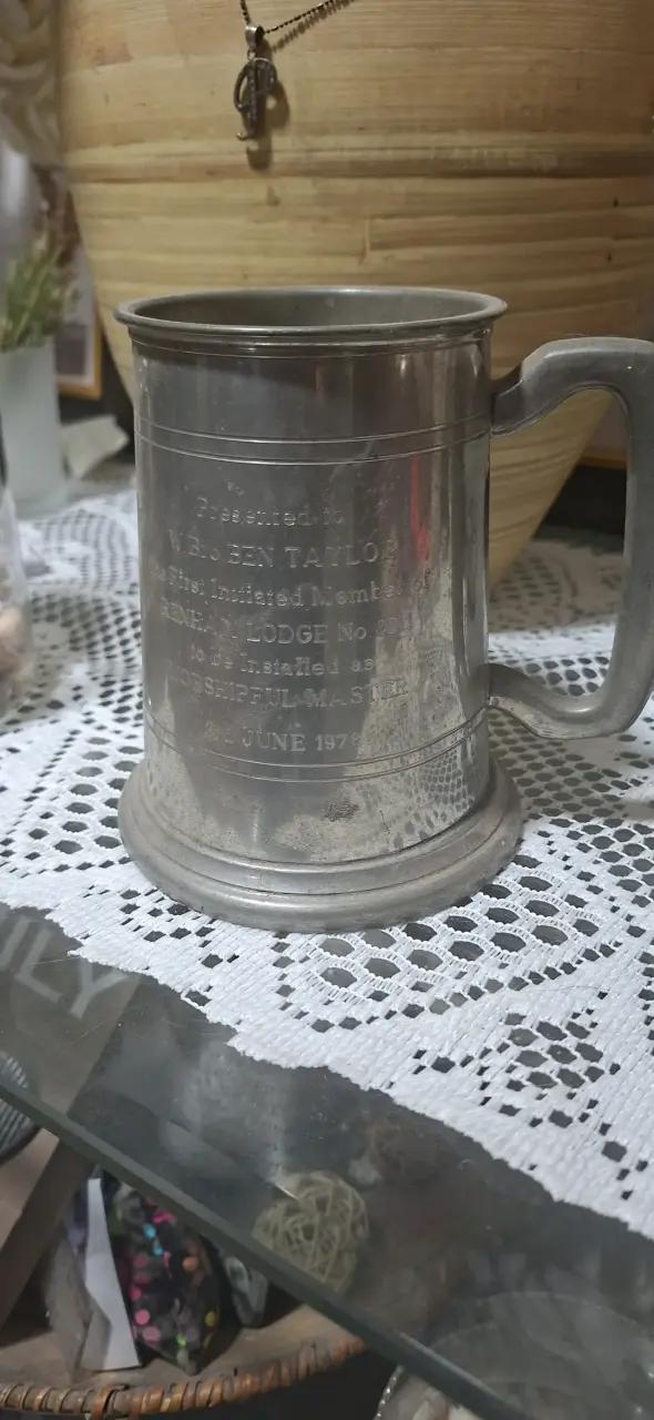 Jarra metálica con grabado elegante - 1