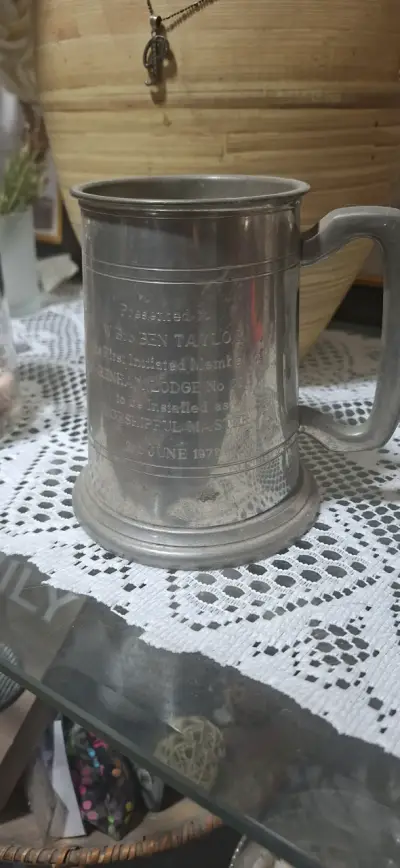 Jarra metálica con grabado elegante - miniatura 1