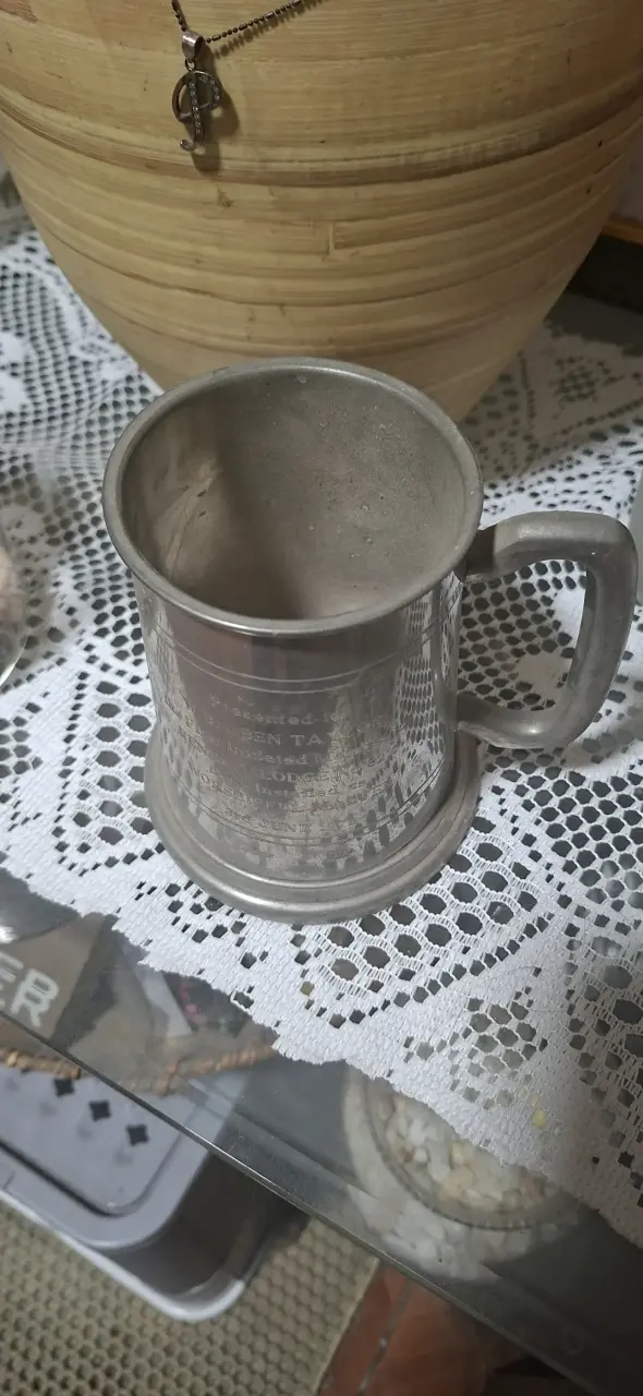Jarra metálica con grabado elegante - 2