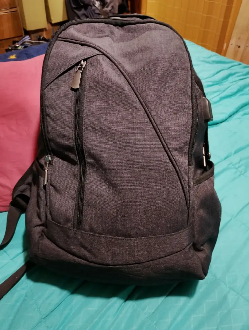 Mochila negra con múltiples bolsillos - 1