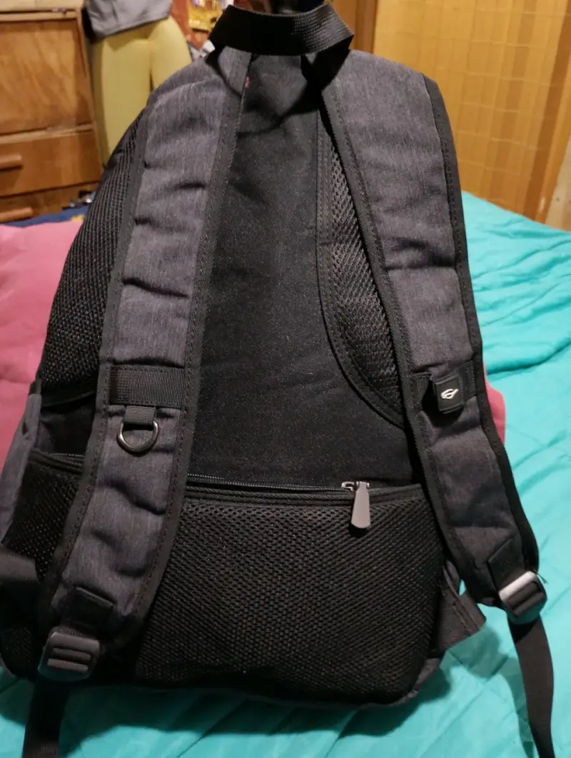 Mochila negra con múltiples bolsillos - 2