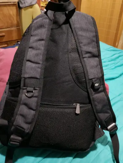 Mochila negra con múltiples bolsillos - miniatura 2