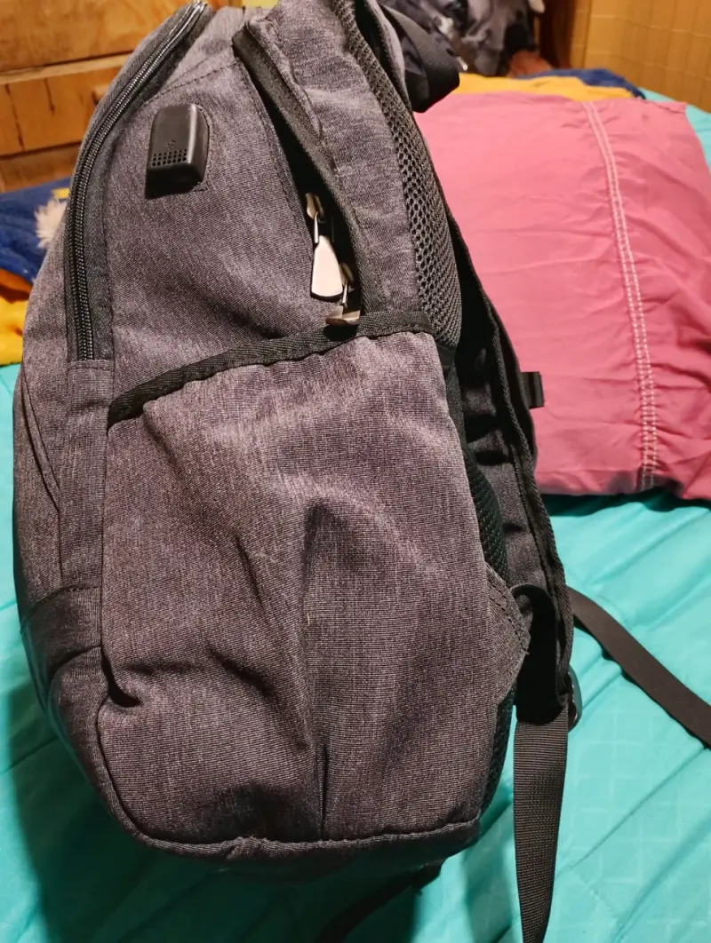 Mochila negra con múltiples bolsillos - 3