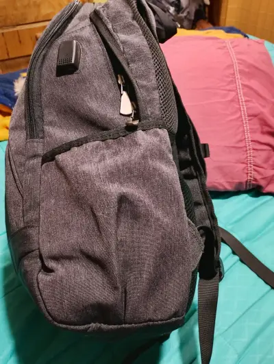 Mochila negra con múltiples bolsillos - miniatura 3