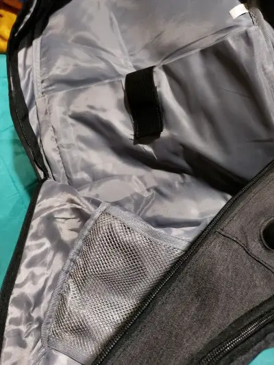 Mochila negra con múltiples bolsillos - miniatura 4