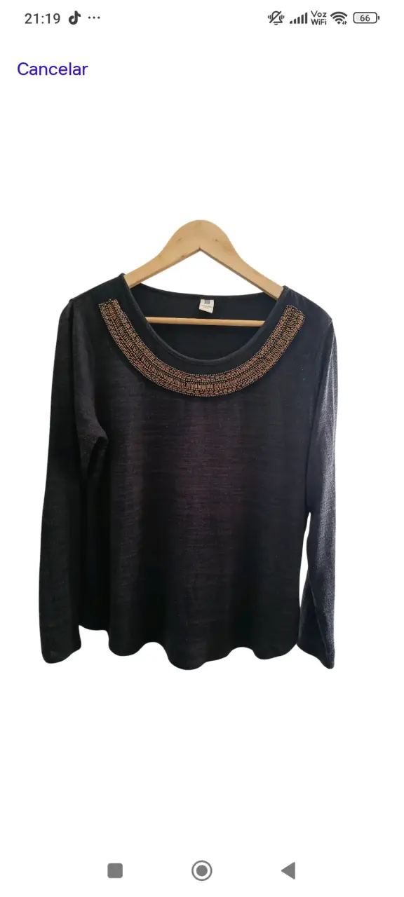 Blusa negra con detalle bordado - 1