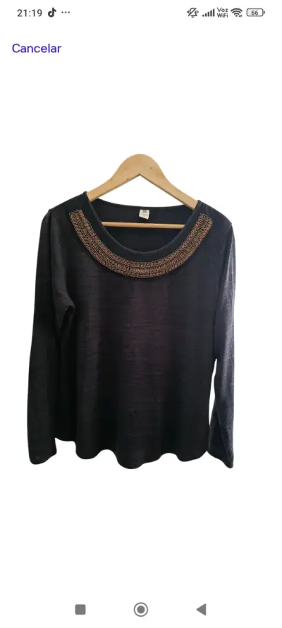 Blusa negra con detalle bordado - miniatura 1