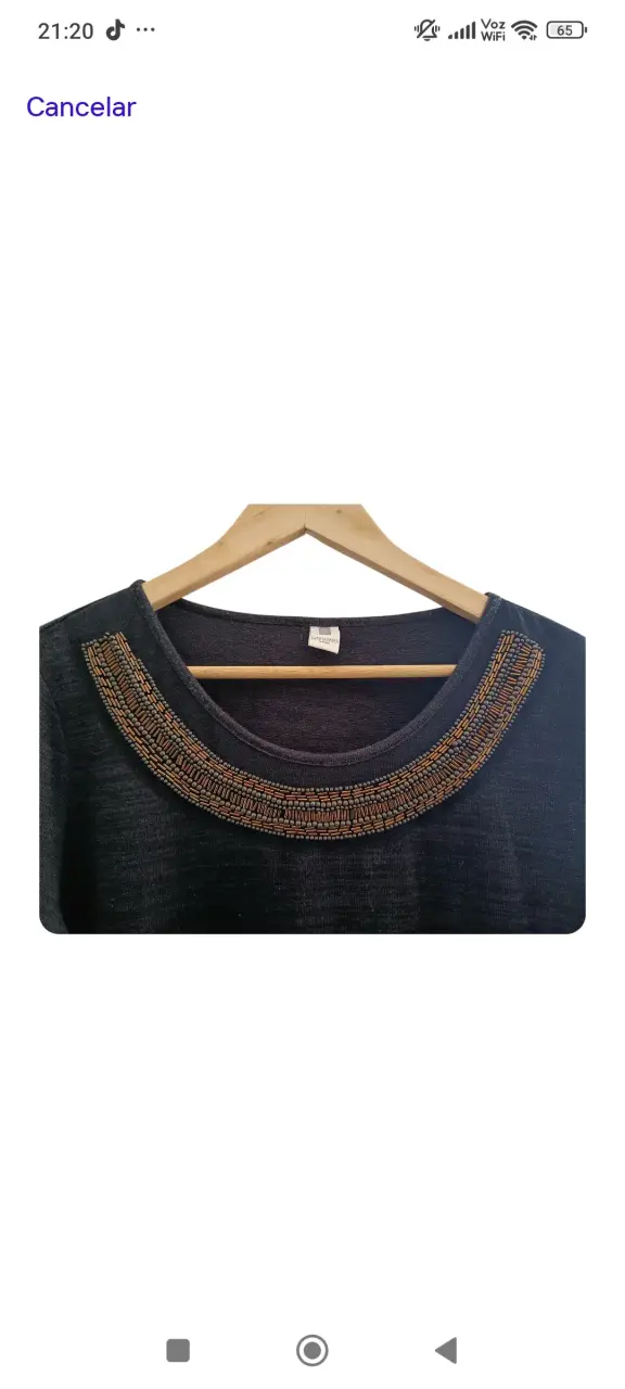 Blusa negra con detalle bordado - 2