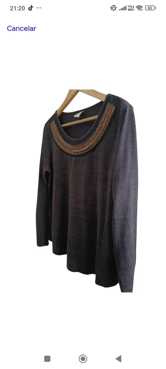 Blusa negra con detalle bordado - 3