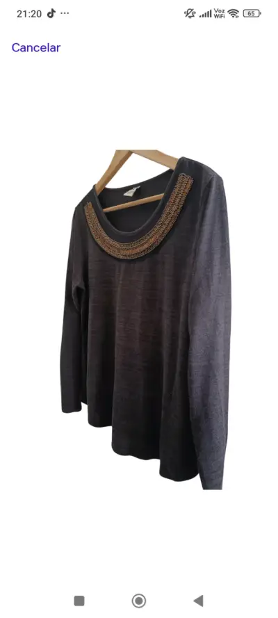 Blusa negra con detalle bordado - miniatura 3