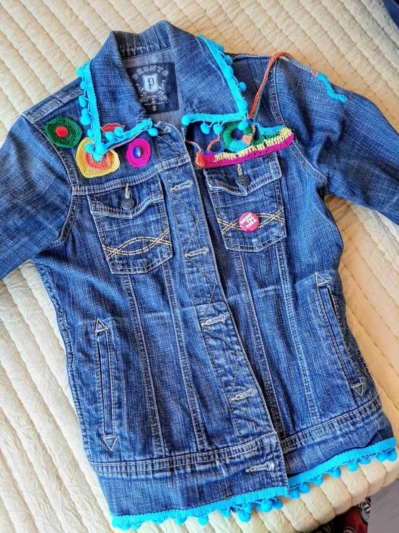 Chaqueta de bluejean bordada a mano