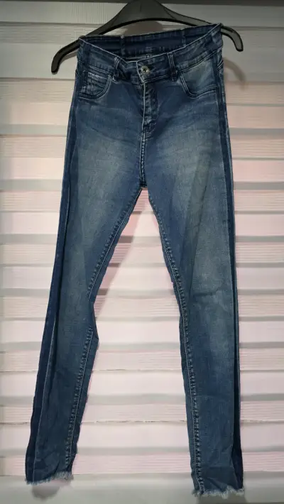 Jeans azul de mujer con desgaste - miniatura 1