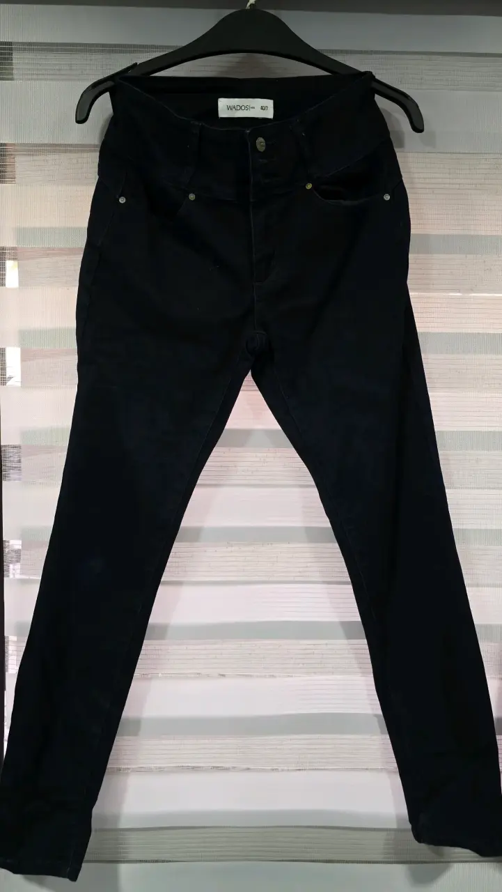 Jeans azul de mujer con desgaste - 3