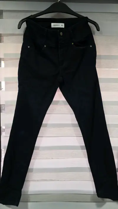 Jeans azul de mujer con desgaste - miniatura 3