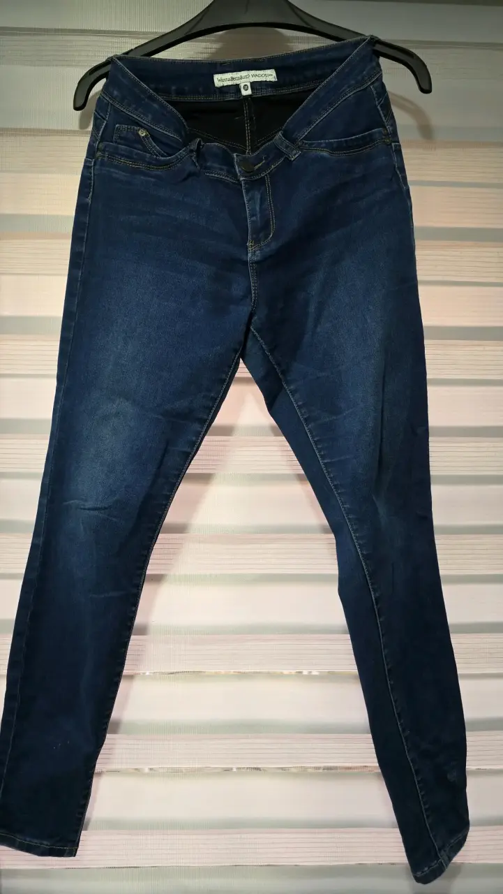 Jeans azul de mujer con desgaste - 4