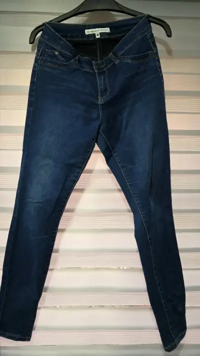 Jeans azul de mujer con desgaste - miniatura 4