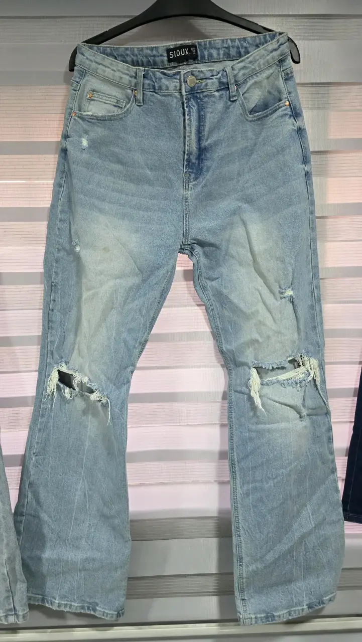 Jeans azul de mujer con desgaste - 5