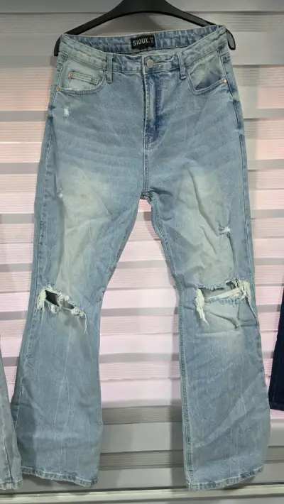 Jeans azul de mujer con desgaste - miniatura 5