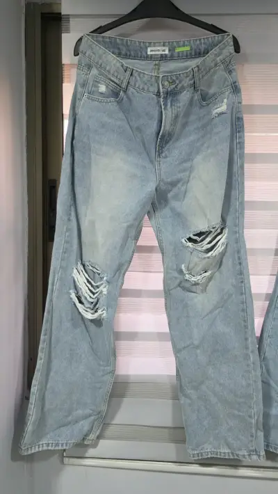 Jeans azul de mujer con desgaste - miniatura 6