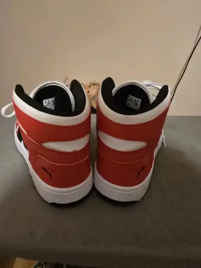 Zapatillas Puma blancas y rojas - miniatura 2