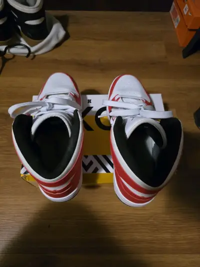 Zapatillas Puma blancas y rojas - miniatura 3