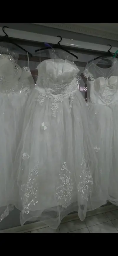 Vestido de novia con encaje - miniatura 1