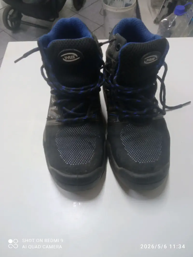 Botas negras Y-Flex con cordones