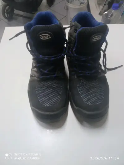 Botas negras Y-Flex con cordones - miniatura 1