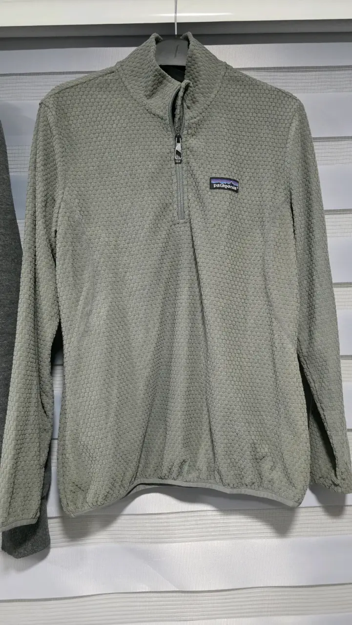 Polerón gris con logo bordado - 2