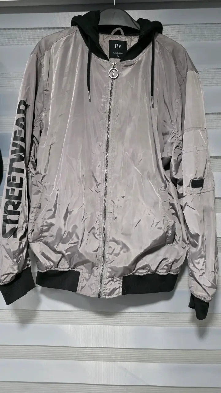 Polerón gris con logo bordado - 3