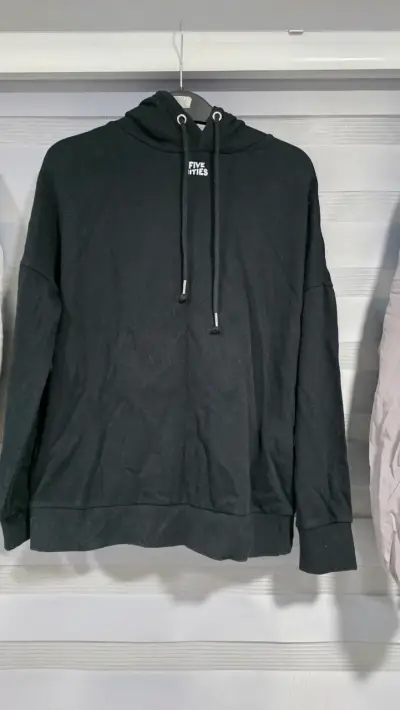 Polerón gris con logo bordado - miniatura 4