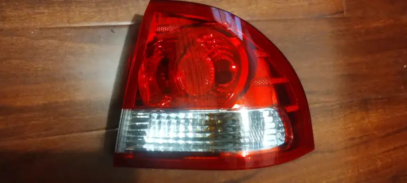 Foco trasero derecho Chevrolet Corsa Plus - 1