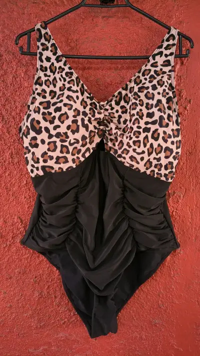 Traje de baño estampado animal print sin uso 4XL - miniatura 1