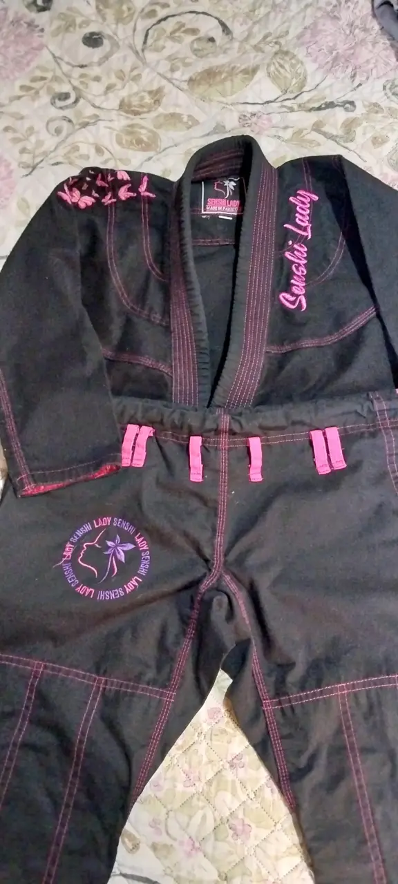 Kimono de jiujitsu negro y rosa - 1