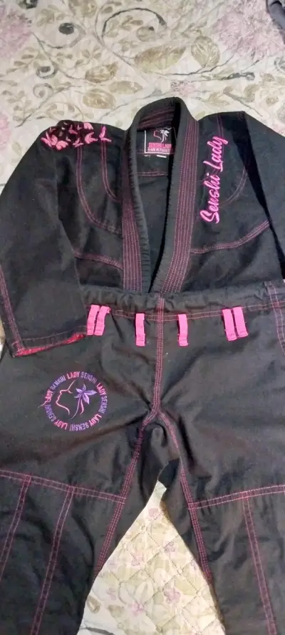 Kimono de jiujitsu negro y rosa - miniatura 1
