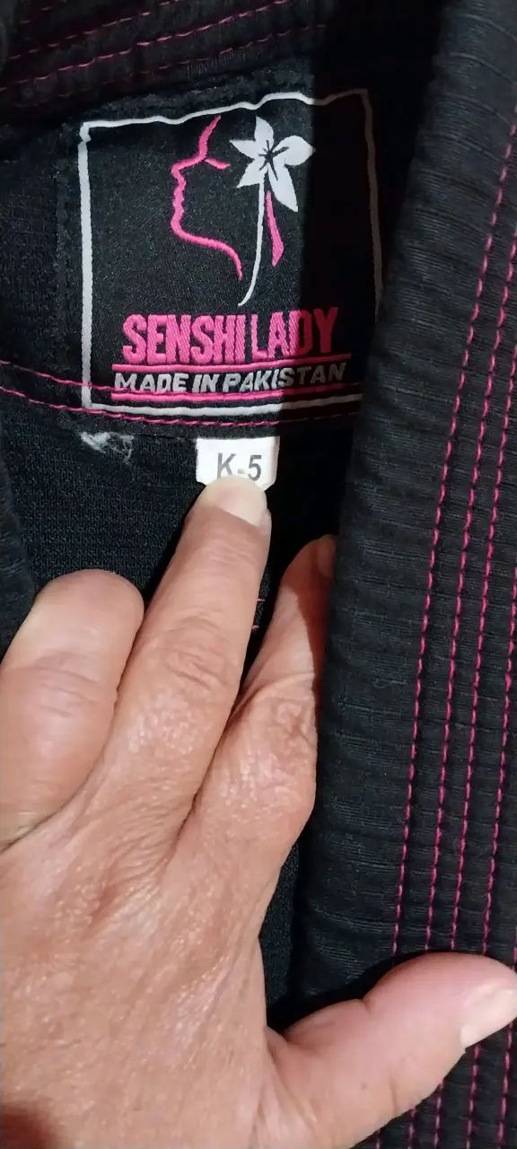 Kimono de jiujitsu negro y rosa - 2
