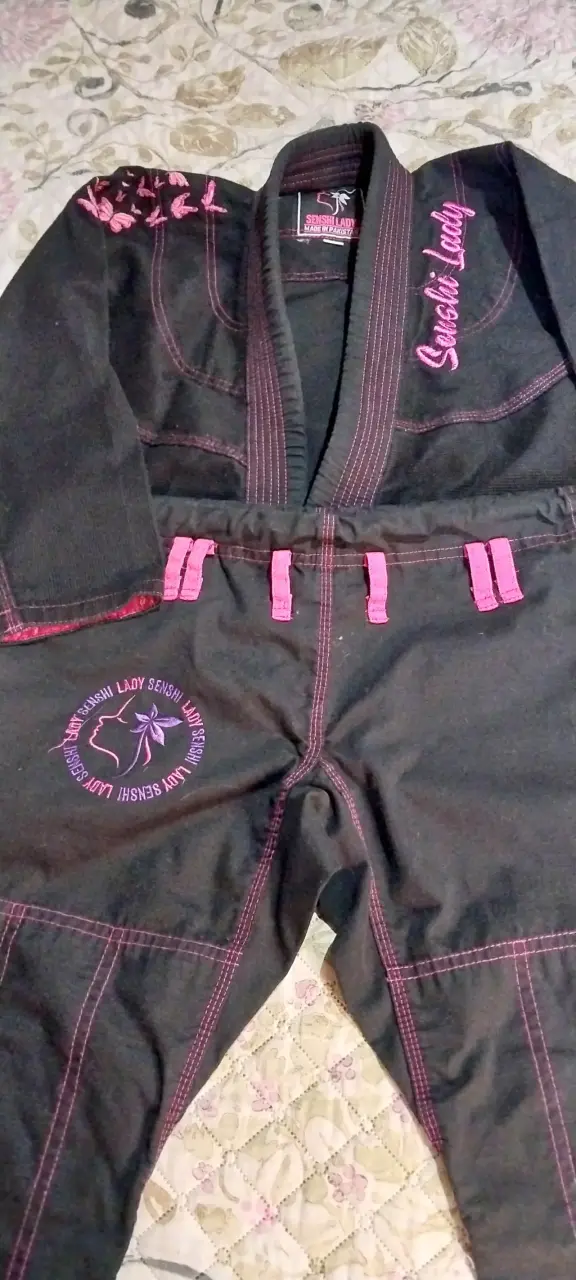Kimono de jiujitsu negro y rosa - 3