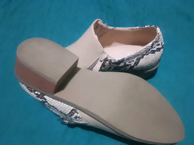 Botines beige con reptil sintético - 4
