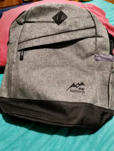 Mochila gris con detalles negros - miniatura 1