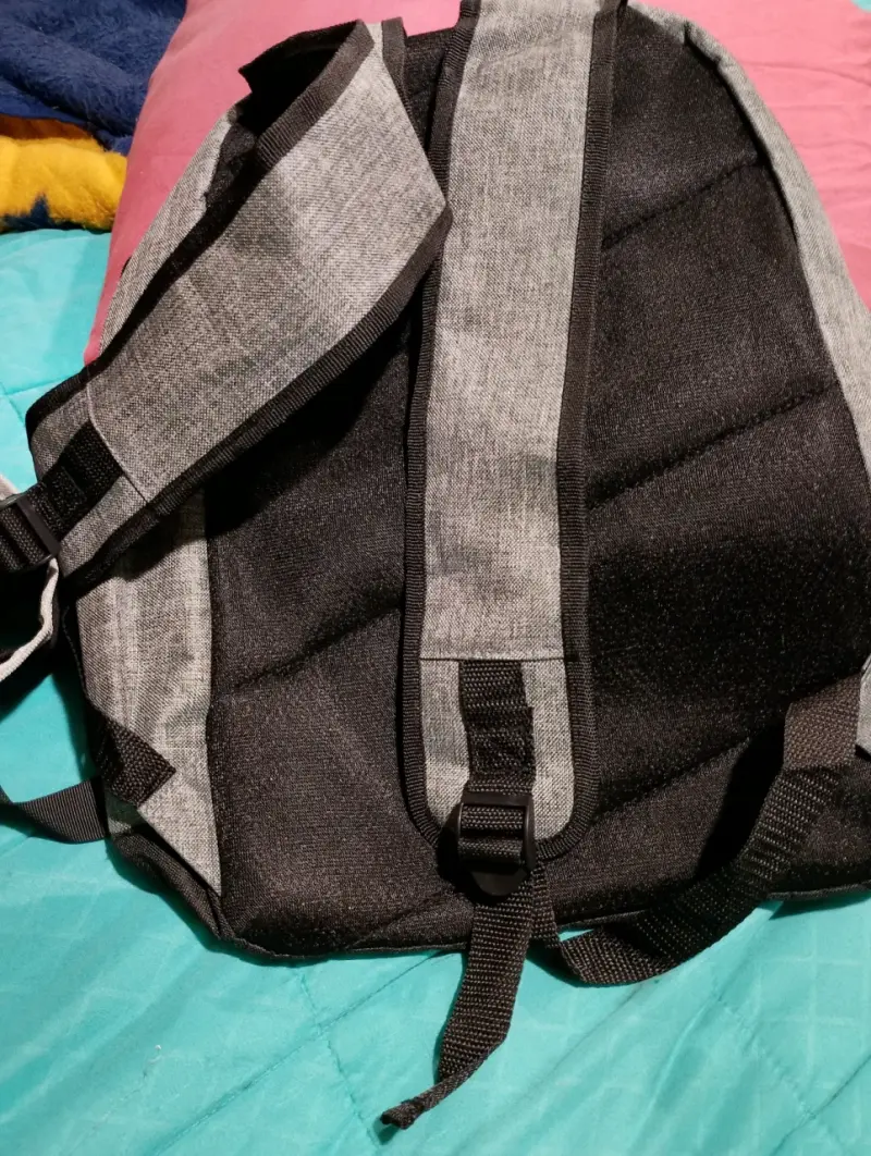 Mochila gris con detalles negros - 2