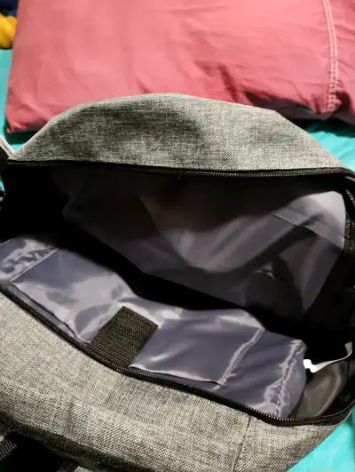 Mochila gris con detalles negros - miniatura 3