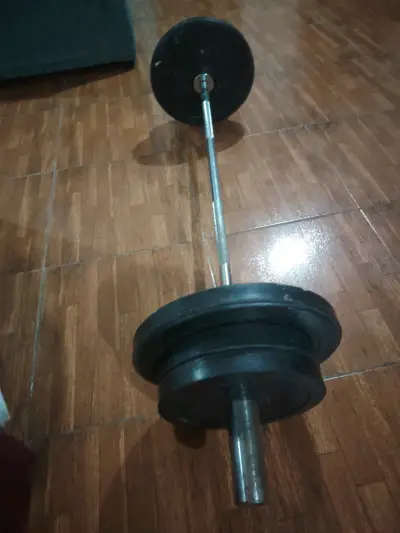 Barra de pesas con discos - miniatura 1