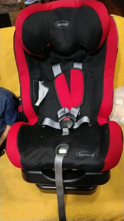 Silla de auto Bebesit roja y negra - miniatura 1