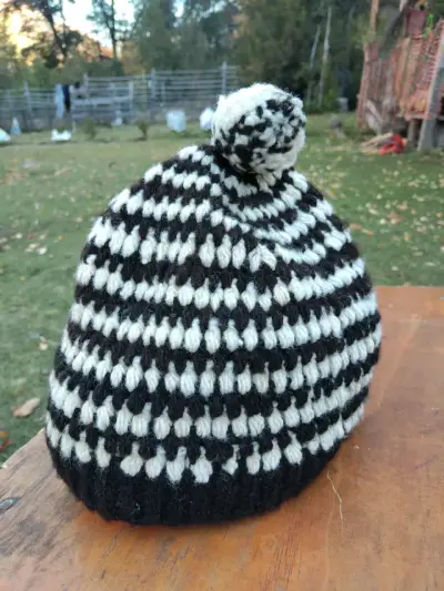 Gorro tejido blanco y negro - miniatura 1