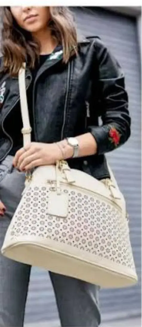Bolso blanco con diseño calado
