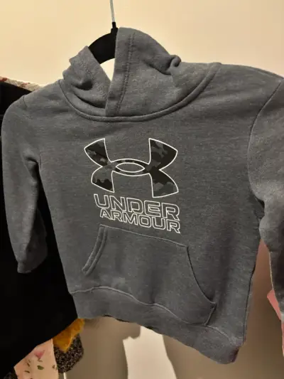 Polerón capucha gris Under Armour talla 2 - miniatura 1