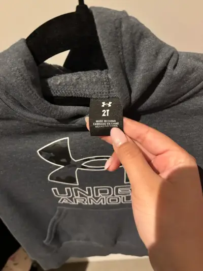 Polerón capucha gris Under Armour talla 2 - miniatura 2