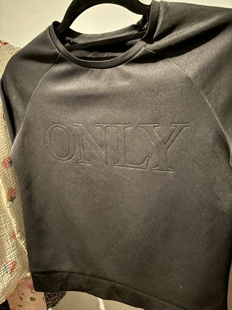 Poleron negro con logo 'ONLY'