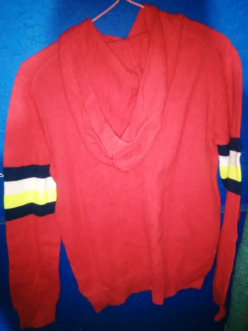 Polerón rojo con capucha estampado - 2