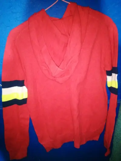 Polerón rojo con capucha estampado - miniatura 2